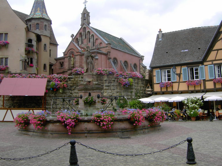 Eguisheim - Dorfplatz mit Brunnen